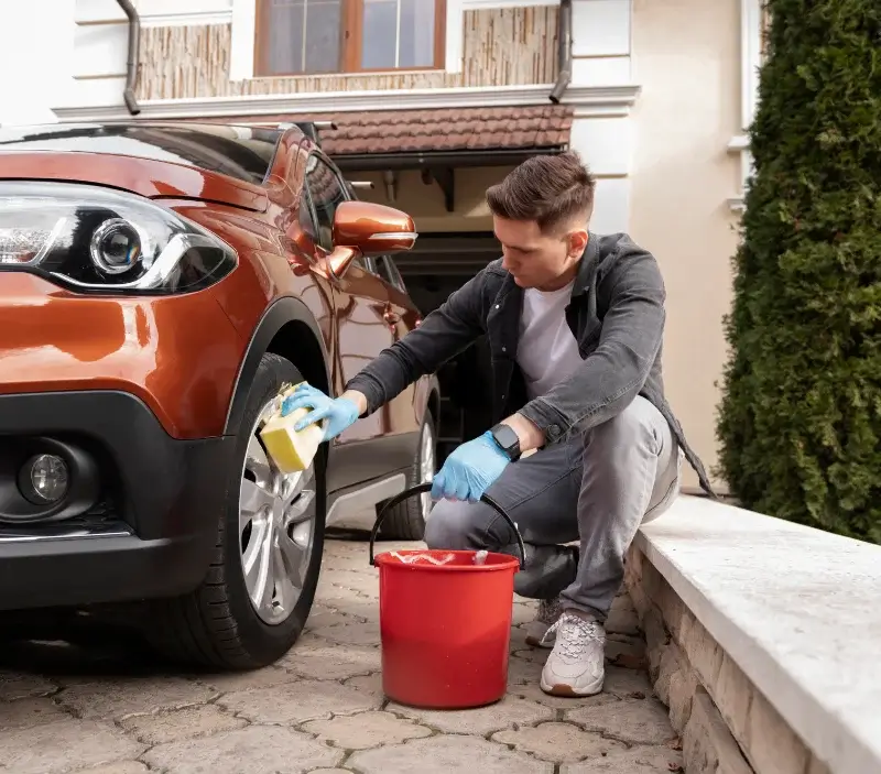 Lavage auto à domicile Binas : professionnel intervenant sur un véhicule